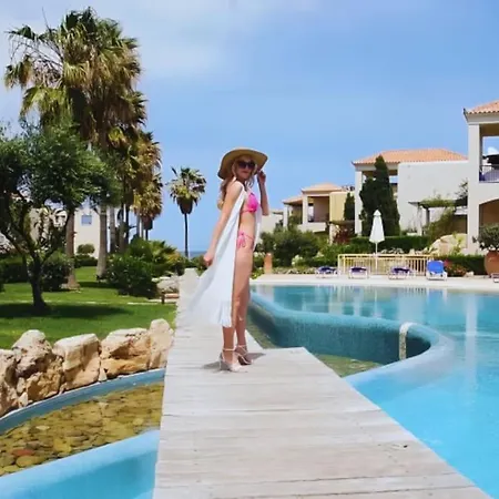 Elias 3-bedroom On The Beach With Pool خانيا