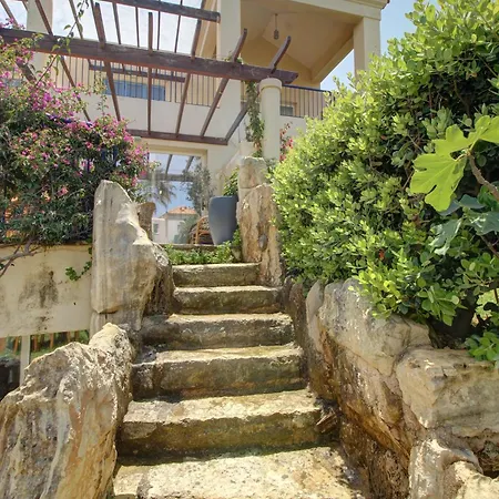 Apartmán Elias 3-bedroom On The Beach With Pool *