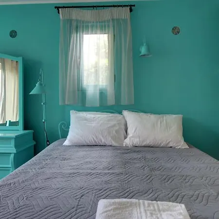 Apartmán Elias 3-bedroom On The Beach With Pool *