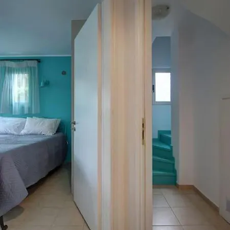 Апартаменти Elias 3-bedroom On The Beach With Pool