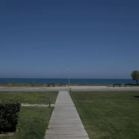 Elias 3-bedroom On The Beach With Pool