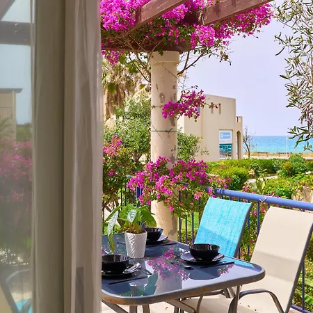 Elias 3-bedroom On The Beach With Pool Apartmán Chania (Crete)