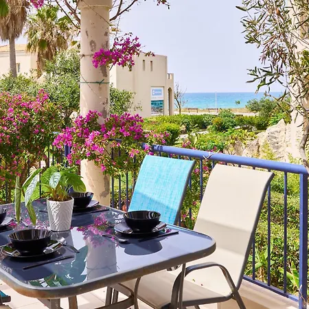 Elias 3-bedroom On The Beach With Pool Apartmán