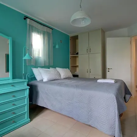 Appartement Elias 3-bedroom On The Beach With Pool