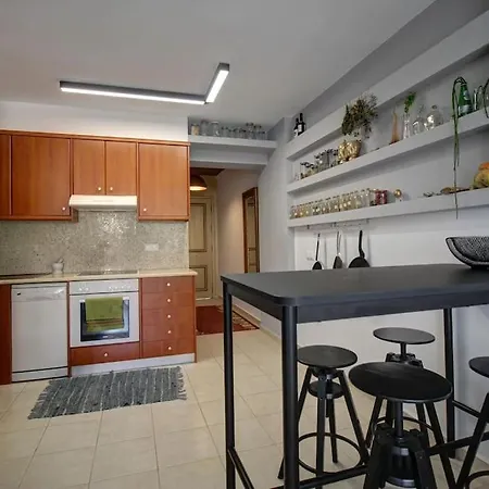 Appartement Elias 3-bedroom On The Beach With Pool *