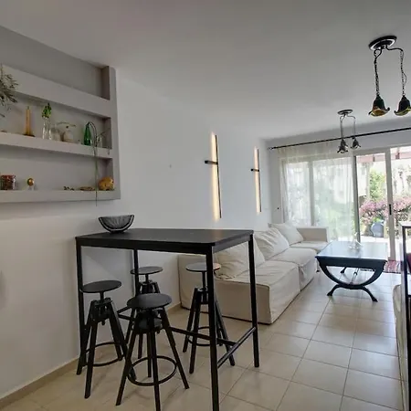 Elias 3-bedroom On The Beach With Pool