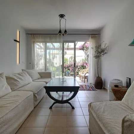 Appartement Elias 3-bedroom On The Beach With Pool