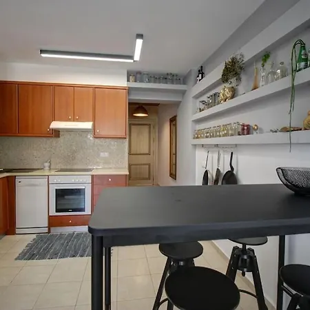 Appartement Elias 3-bedroom On The Beach With Pool *