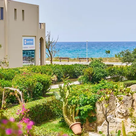 Elias 3-bedroom On The Beach With Pool La Canée
