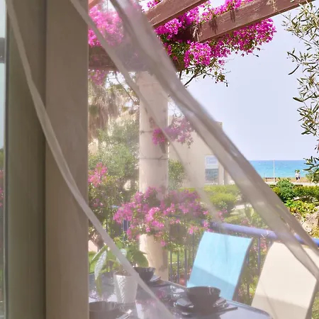 Elias 3-bedroom On The Beach With Pool * La Canée