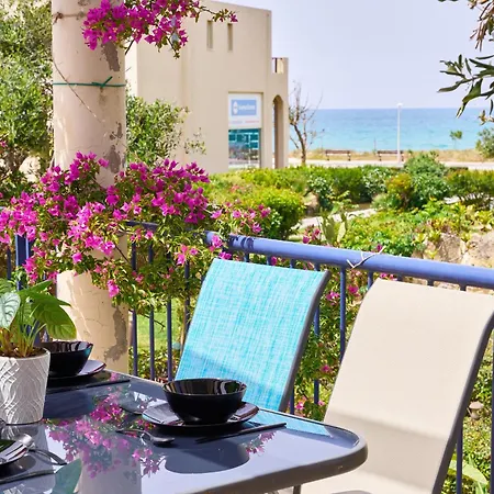Elias 3-bedroom On The Beach With Pool Appartement *